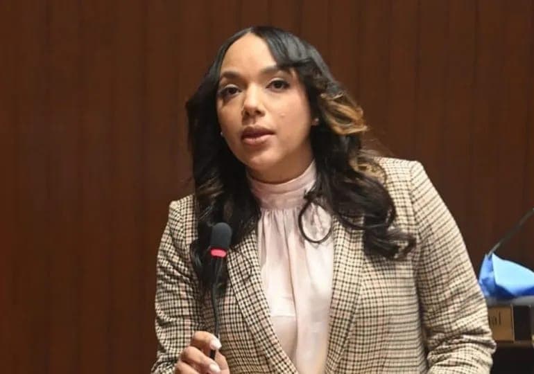 Diputada logra consenso para modificar artículo del Código Penal en favor del personal de salud