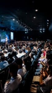Pastor Will Graham critica lujos y falta de rendición de cuentas en torno a la iglesia de Yesenia Then