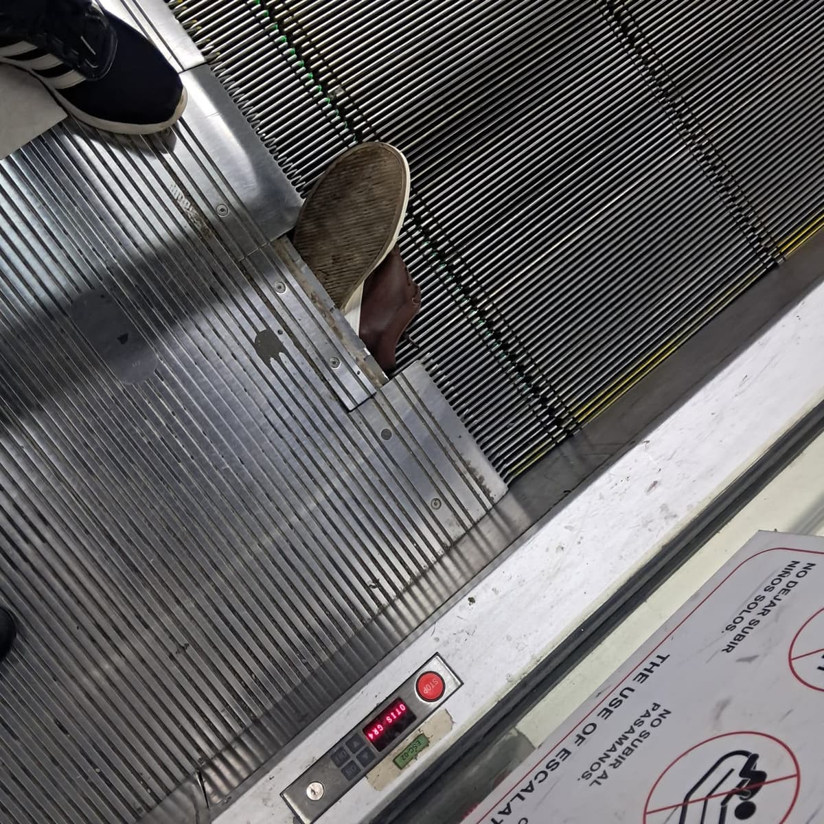 Un zapato avería una escalera mecánica en estación María Montez del metro
