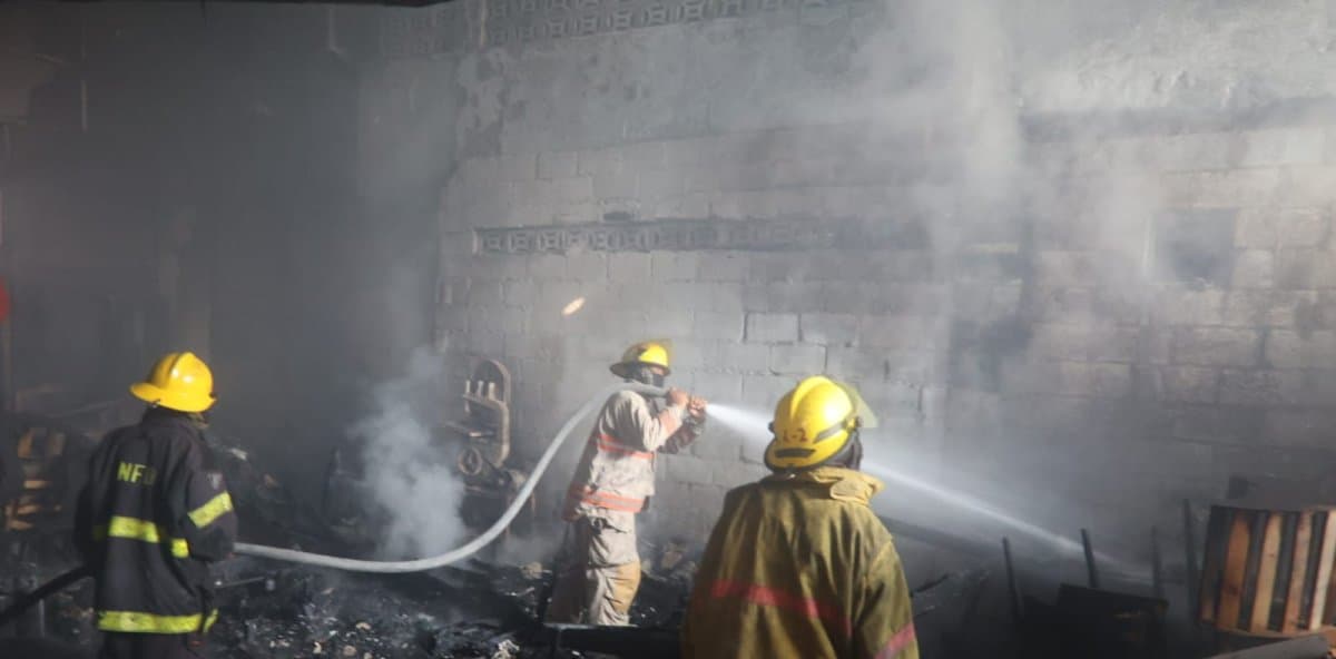 Incendio destruye mueblería y afecta varios negocios en Villa Consuelo