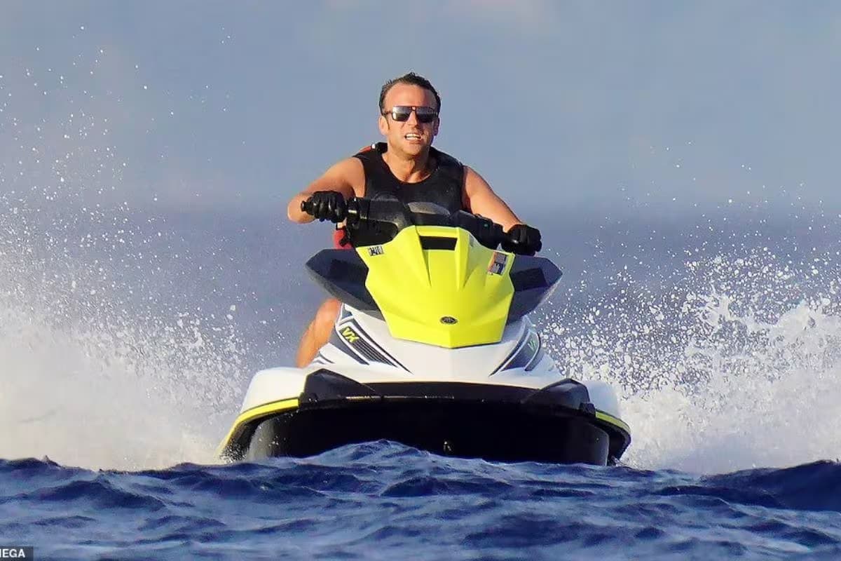 Vacaciones de Macron en moto acuática desatan críticas mientras Francia enfrenta calor e incendios