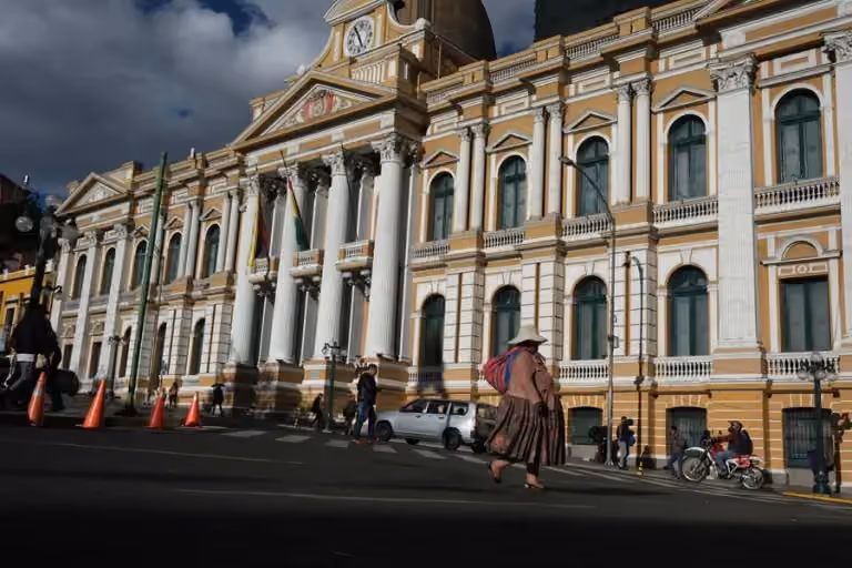 Proyecto para esterilizar a mujeres en situación de calle desata polémica en Bolivia