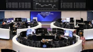 Las bolsas europeas consolidan máximos con el brent por debajo de los 80 dólares por Ormuz