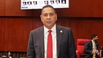 Senador Pedro Tineo expresa indignación por constantes apagones en Monte Plata