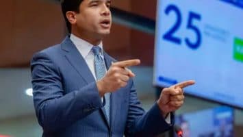Omar Fernández propone tres modificaciones al nuevo Código Penal para proteger libertad de expresión y precisar sanciones