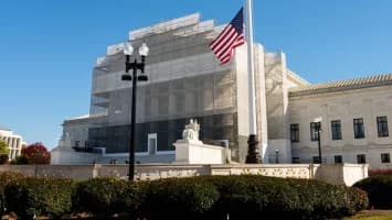 Supremo respalda a Trump sobre autoridad para deportar a residentes permanentes en EE.UU.