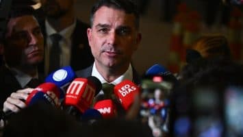 Flávio Bolsonaro dice que Lula ya no está en condiciones de gobernar tras sanción de EE. UU.