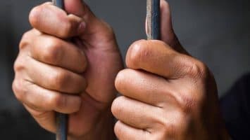 Dictan tres meses de coerción contra hombre acusado de violar abuela de 87 años en Cristo Rey