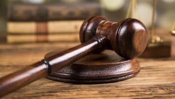 Imponen prisión preventiva a agente migratorio y chofer por sobornos a haitianos indocumentados