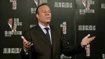 Julio Iglesias demanda a vicepresidenta española ante Supremo