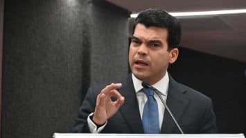 Wellington Arnaud afirma que el liderazgo político se construye con cercanía a la gente y no con encuestas