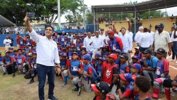 Ministro Cruz entrega renovado el parque de béisbol de Los Botados en Yamasá