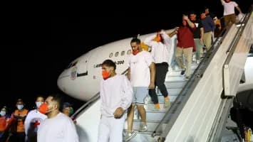 migrantes bajar de un avión en el Aeropuerto Internacional Simón Bolívar, en La Guair
