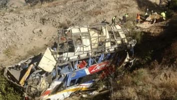 Al menos once muertos y 20 heridos en accidente de bus en la carretera central de Perú