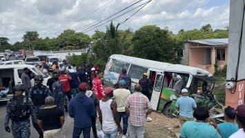 16 personas heridas tras autobús impactar banca de lotería en carretera Hato Mayor-SPM