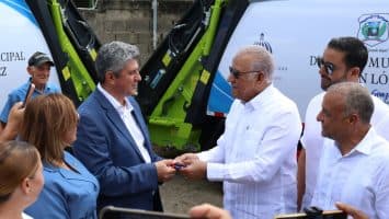 Ministerio de la Presidencia entrega dos camiones compactadores a la Junta Distrital de Juan López, en Moca