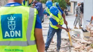 Alcaldía del DN demuele dos bancas de apuestas que operaban irregularmente en aceras