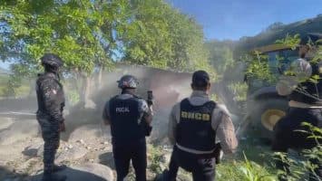 DNCD desmantela punto de drogas y derriba vivienda utilizada para el microtráfico en Guayabal, Azua