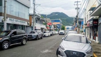 Doble parqueo agrava caos del tránsito en vías de Puerto Plata
