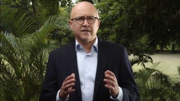 Domínguez Brito propone limitar exoneraciones de vehículos para legisladores