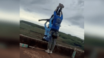 (VIDEO) Bloquean acceso al puente donde joven murió al ser lanzada sin cuerdas en Brasil