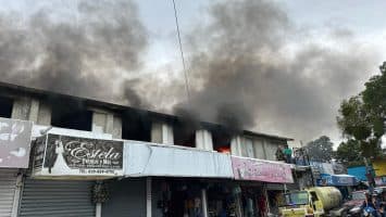 Incendio afecta edificio en construcción en mercado de Barahona