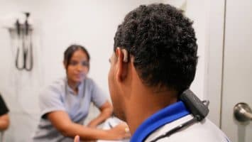 Inabie cambia la vida de estudiantes con deficiencias auditivas
