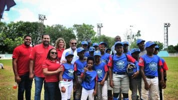 Comisionado de Béisbol resalta labor comunitaria de Compassion Internacional