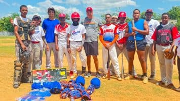 Fundación Hermanos Gómez entrega útiles deportivos a niños y jóvenes de liga béisbol en Bánica