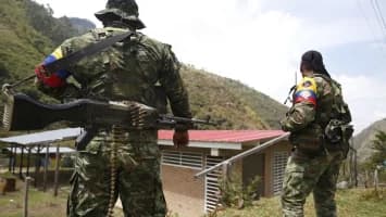 Un centenar de disidentes de las FARC dejan las armas tras acuerdo con Gobierno colombiano