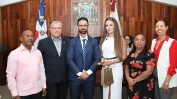 Noelia Roel Agrelo recibe reconocimiento y llave de la ciudad de Moca durante visita oficial