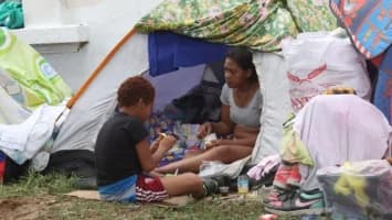 La venezolana que duerme afuera de su casa destruida a la espera de que rescaten a su hijo