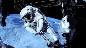 Astronautas de la NASA reparan un brazo robótico de la EEI en caminata espacial de 7 horas