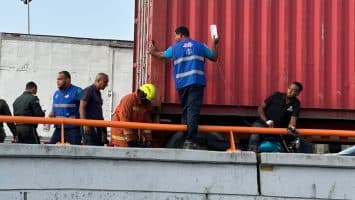 Motociclista queda atascado entre muro y patana en el Quinto Centenario