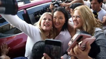 Keiko Fujimori celebra ventaja electoral con simpatizantes mientras el conteo continúa