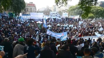 Seguidores de Cristina Fernández reclaman la libertad de su líder con un ‘banderazo’