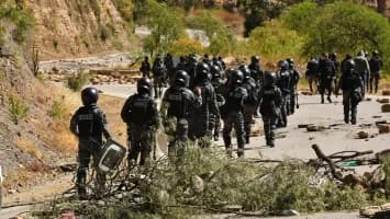 Policías y militares limpian carreteras bloqueadas en el occidente y centro de Bolivia