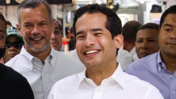 Omar Fernández recorre Mercado Modelo de Santiago y comparte con comerciantes