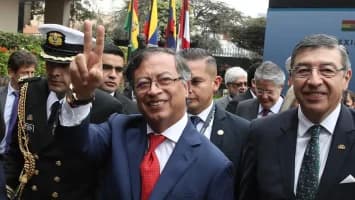 Petro encabeza su último desfile militar en Colombia