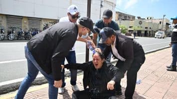 Policía dispersa a bombazos marcha del ANPA al Palacio; presidente del gremio resulta afectado
