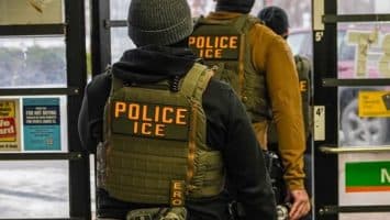 Prohíben al ICE en todo EE. UU. realizar detenciones en los tribunales de inmigración