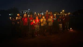 Con encendido de velas anuncian nueve días de protesta para exigir electricidad en «play» de Nagua