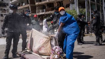Venezuela sepulta a familias enteras tras los terremotos de hace casi una semana