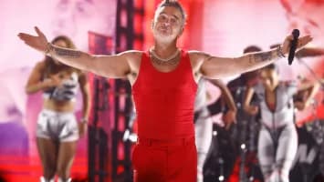 Robbie Williams sorprende a los viandantes cantando con un músico callejero en Sevilla