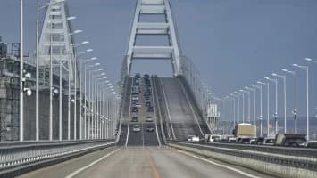 Más de 2,800 automóviles están varados en el puente de Crimea, el mayor atasco de 2026