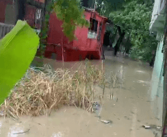 Denuncian cañada tapada inunda casas cuando llueve en el sector El Edén, en Villa Mella