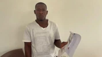 Haitiano denuncia que agentes de Migración supuestamente le botaron sus documentos durante operativo