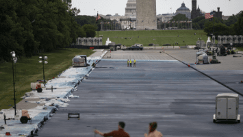 Trump denuncia vandalismo en estanque reflectante mientras operarios intentan salvarlo