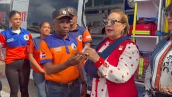 Gobernadora Rosa Santos entrega ambulancia donada por el presidente a la Defensa Civil Santiago