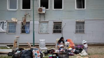 Dos baños en un refugio con cientos de sobrevivientes del terremoto en Venezuela